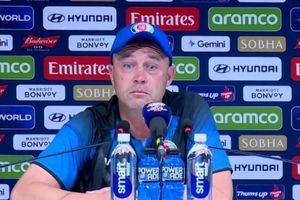 टी20 वर्ल्ड कप 2026 से बाहर होने के साथ अफगानिस्तान के कोच की हुई विदाई, जाते-जाते ट्रॉट के निकले आंसू, Video SportsTak Hindi