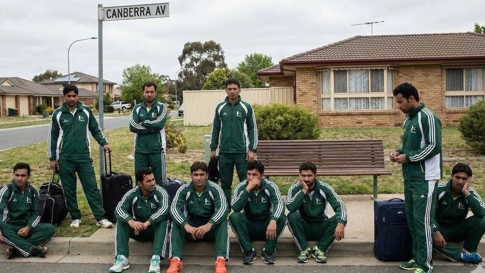 पाकिस्तान टीम के कप्तान पर लगा बैन, ऑस्ट्रेलिया में खिलाड़ियों के किचन साफ करने और बर्तन धोने को लेकर किया था खुलासा पाकिस्तान टीम को ऑस्ट्रेलिया में सड़क पर रहना पड़ा था. (PC: X)
