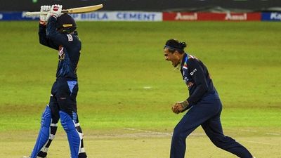 टी20 वर्ल्ड कप के बीच भारतीय क्रिकेटर का तलाक, जानें कौन थी उनकी पत्नी ? India's Rahul Chahar (R) celebrates