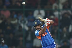 संजू सैमसन को खिलाने पर सूर्यकुमार यादव ने फोड़ा बम, कहा – 'उनको क्या अभिषेक की जगह मौका दें?' SportsTak Hindi