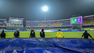 PAK vs NZ : पाकिस्तान और न्यूजीलैंड के बीच अगर रद्द हुआ तो मुकाबला तो किसे होगा तगड़ा नुकसान, जानें सब कुछ Ground staff cover the field as rain delayed the start of the 2026 ICC Men's T20 Cricket World Cup Super Eight