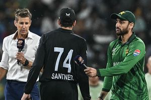 PAK vs NZ : न्यूजीलैंड के खिलाफ मुकाबला रद्द होने से फंसा पाकिस्तान, सेमीफाइनल के लिए बना ये बुरा समीकरण SportsTak Hindi