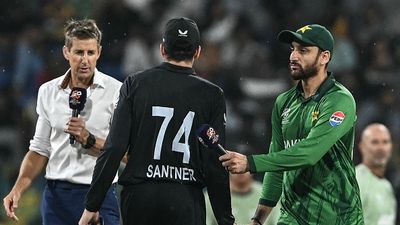 PAK vs NZ : न्यूजीलैंड के खिलाफ मुकाबला रद्द होने से फंसा पाकिस्तान, सेमीफाइनल के लिए बना ये बुरा समीकरण Pakistan's captain Salman Agha (R) shakes hands with New Zealand's captain Mitchell Santner (C)