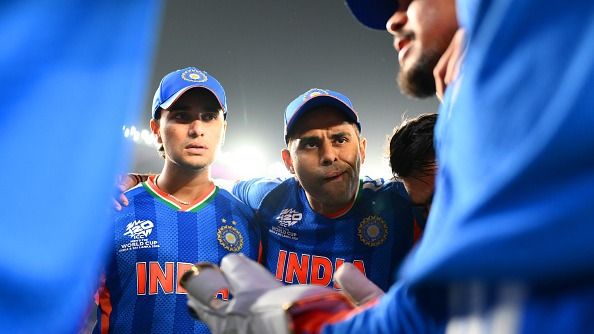 अभिषेक शर्मा और सूर्यकुमार यादव टीम मीटिंग के दौरान (photo: getty)