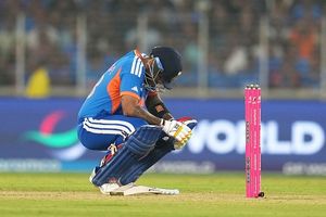 साउथ अफ्रीका से बुरी तरह हार के बाद टीम इंडिया पर बाहर होने का भारी संकट! जानें कैसे मिलेगा सेमीफाइनल का टिकट ? SportsTak Hindi