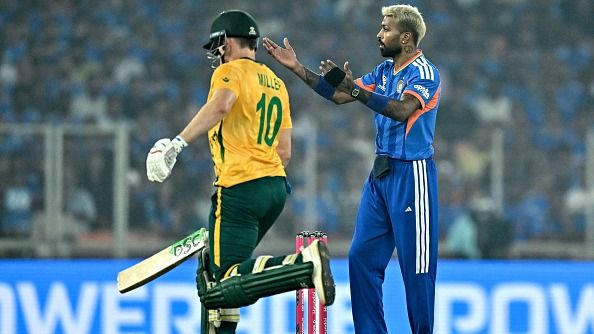 गावस्कर का कहना है कि भारत को साउथ अफ्रीका से सीख लेनी चाहिए थी. (PC: Getty)