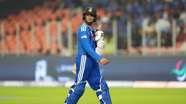 आउट होने के बाद पवेलियन जाते अभिषेक शर्मा (photo:getty)