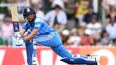 IND vs AUS: टीम इंडिया की टी20 वर्ल्ड कप से पहले बढ़ी चिंता, कप्तान हरमनप्रीत कौर को लगी चोट SportsTak Hindi