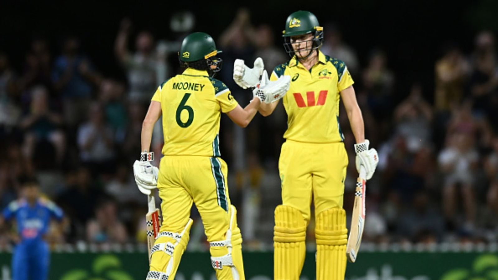 IND W vs AUS W: ऑस्ट्रेलिया ने टीम इंडिया के वर्ल्ड चैंपियन होने की हेकड़ी निकाली, 70 गेंद पहले हासिल किया 214 का लक्ष्य, 6 विकेट से जीता मैच बेथ मूनी और एनाबेल सदरलैंड ने भारत के खिलाफ शानदार बैटिंग की. (Photo: Getty)