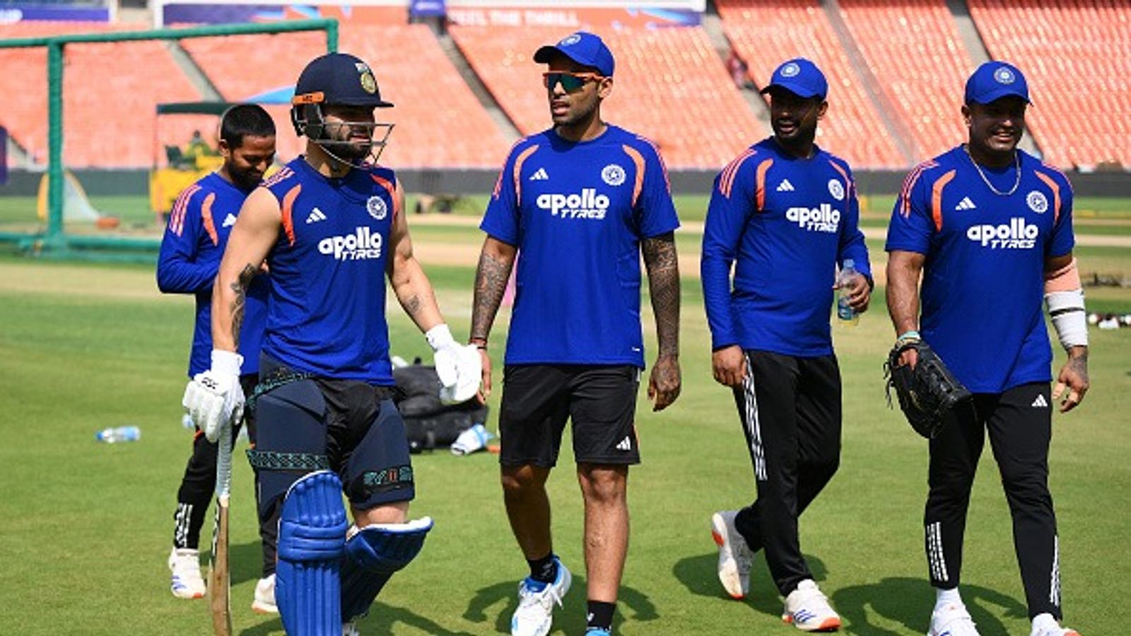 टी20 वर्ल्ड कप 2026 के बीच स्टार भारतीय बैटर ने छोड़ा टीम का साथ, फैमिली इमरजेंसी के चलते वापस लौटा घर ट्रेनिंग सेशन के दौरान रिंकू सिंह और सूर्यकुमार यादव (photo: getty)