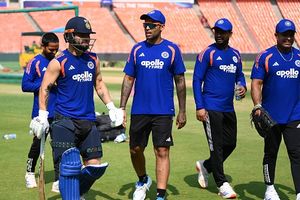 टी20 वर्ल्ड कप 2026 के बीच स्टार भारतीय बैटर ने छोड़ा टीम का साथ, फैमिली इमरजेंसी के चलते वापस लौटा घर SportsTak Hindi