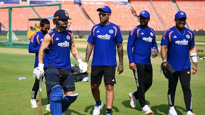 टी20 वर्ल्ड कप 2026 के बीच स्टार भारतीय बैटर ने छोड़ा टीम का साथ, फैमिली इमरजेंसी के चलते वापस लौटा घर SportsTak Hindi