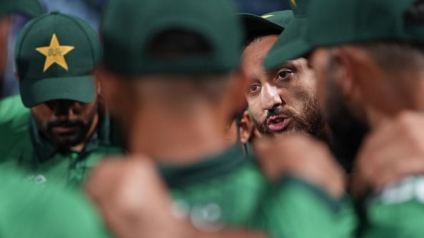 टीम से बात करते पाकिस्तानी कप्तान सलमान आगा (PHOTO: GETTY