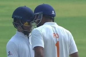 रणजी फाइनल में गर्माया माहौल, जम्मू कश्मीर के कप्तान ने हेलमेट मारा तो गुस्साया कर्नाटक, प्रसिद्ध ने बरसाई बाउंसर्स, राहुल की स्लेजिंग की बौछार SportsTak Hindi