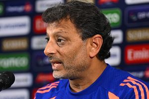 साउथ अफ्रीका के खिलाफ बैटिंग फ्लॉप होने के बाद क्या टेंशन में है भारतीय टीम, सितांशु कोटक ने दिया जवाब SportsTak Hindi