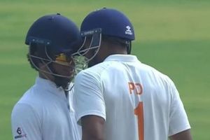 जम्मू कश्मीर के कप्तान ने कर्नाटक के खिलाड़ी को हेलमेट क्यों मारा? अब बताई वजह, VIDEO SportsTak Hindi