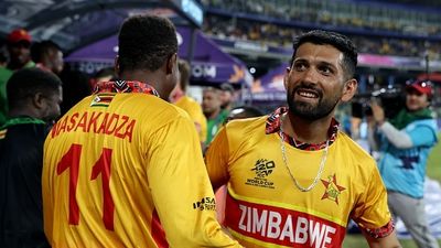 IND vs ZIM : भारत के खिलाफ जिम्बाब्वे के कप्तान सिकंदर रजा खेलेंगे या नहीं? सामने आई बड़ी अपडेट Zimbabwe captain Sikandar Raza (R) and his teammate Wellington Masakadza in this frame. (Getty)
