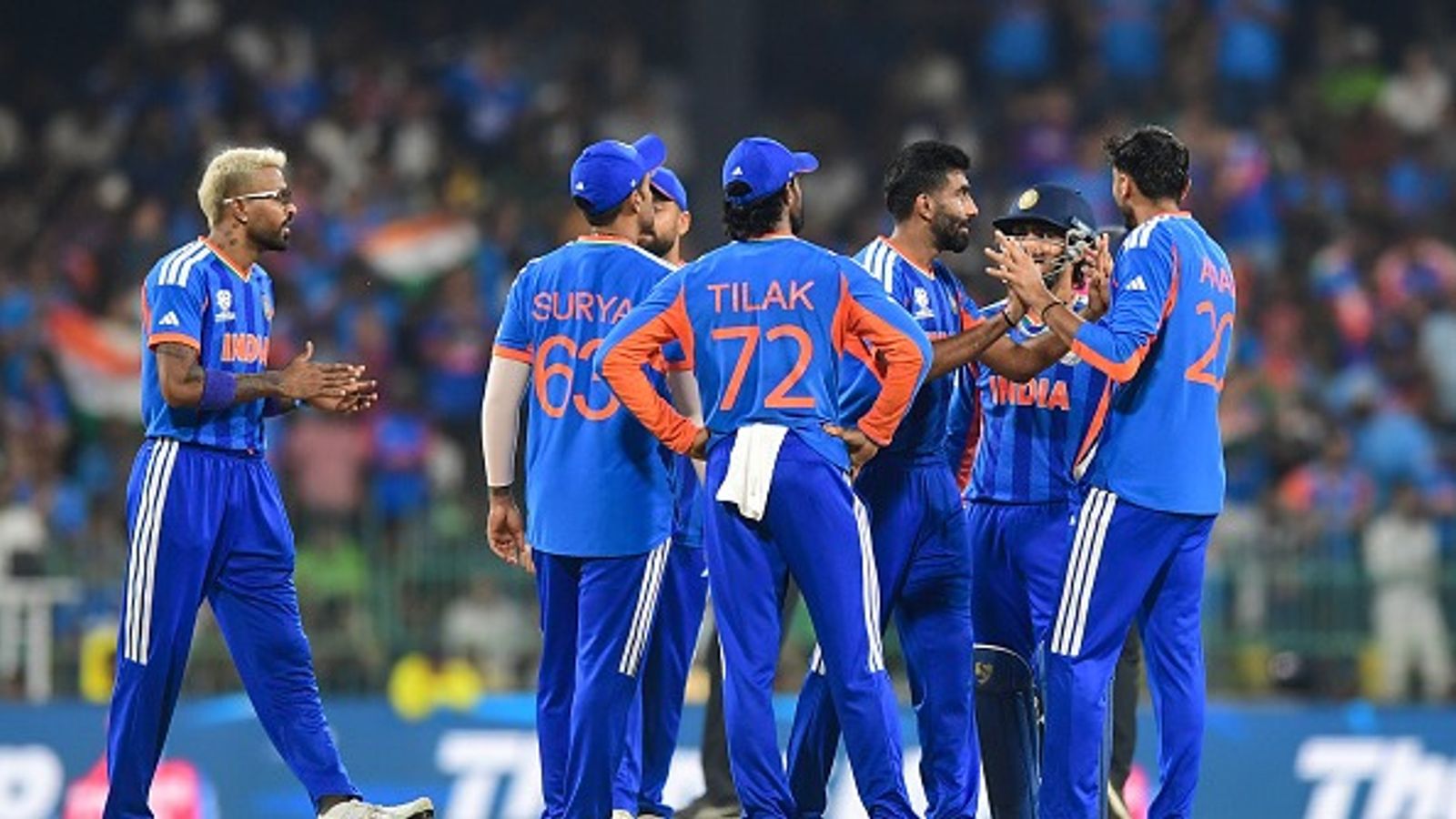 संजू सैमसन नहीं बल्कि इस 32 साल के खिलाड़ी को जिम्बाब्वे के खिलाफ खिलाना चाहते हैं रवि शास्त्री विेकेट लेने के बाद जश्न मनाती टीम इंडिया (PHOTO: GETTY)