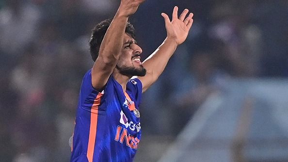 उमरान मलिक ने दो ओवर में कुल 59 रन दिए. (PC: Getty)