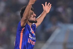 टीम इंडिया से बाहर चल रहे तेज गेंदबाज ने एक ओवर में लुटाए 36 रन, तीन छक्के खाने के बावजूद दे दिए इतने रन SportsTak Hindi