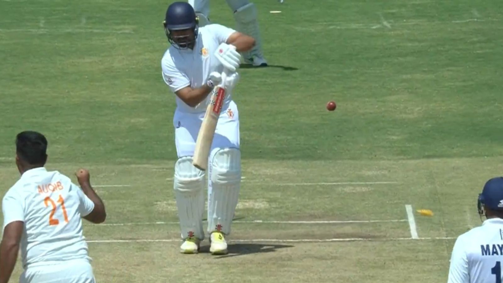 Ranji Final : रणजी चैंपियन बनने की तरफ़ जम्मू कश्मीर ने बढ़ाए कदम, पहली पारी की बढ़त के करीब, कर्नाटक फंसा करुण नायर को क्लीन बोल्ड करने के दौरान आकिब नबी