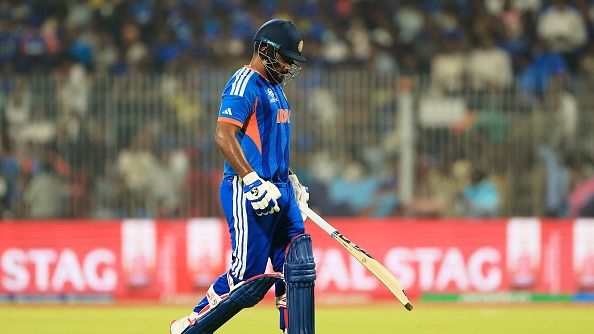 आउट होने के बाद पवेलियन जाते संजू सैमसन (photo: getty)