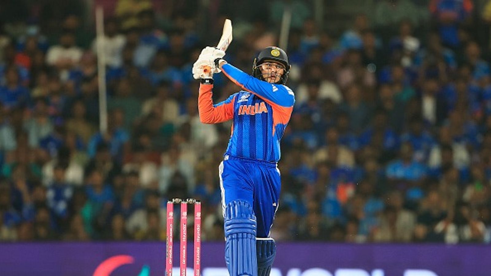 IND vs ZIM : 256 रन बनाकर टीम इंडिया ने जिम्बाब्वे को 72 रनों से बुरी तरह रौंदा, सेमीफाइनल से एक कदम दूर भारत जिम्बाब्वे के खिलाफ मैच में शॉट खेलते अभिषेक शर्मा