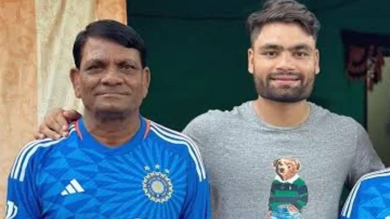 रिंकू सिंह के पिता का निधन, टी20 वर्ल्ड कप के बीच स्टार खिलाड़ी पर टूटा दुखों का पहाड़ रिंकू सिंह के पिता लिवर कैंसर से जूझ रहे थे. (PC: Rinku singh instagram)