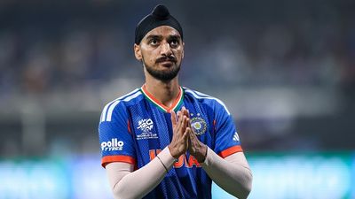 अर्शदीप सिंह के पिता ने वेस्ट इंडीज के बल्लेबाजों को कोसा, गाली दी, जिम्बाब्वे के खिलाफ भारत की जीत के बाद गेंदबाज का खुलासा SportsTak Hindi