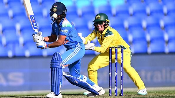 पारी के दौरान हरमनप्रीत के हेलमेट पर गेंद लगी. (PC: Getty)