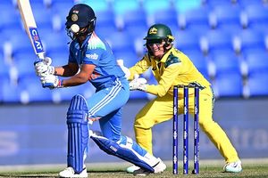 मिचेल स्टार्क की शर्मनाक हरकत, हरमनप्रीत कौर के चेहरे पर लगी गेंद तो ठहाके मारकर हंसने लगे, Video SportsTak Hindi