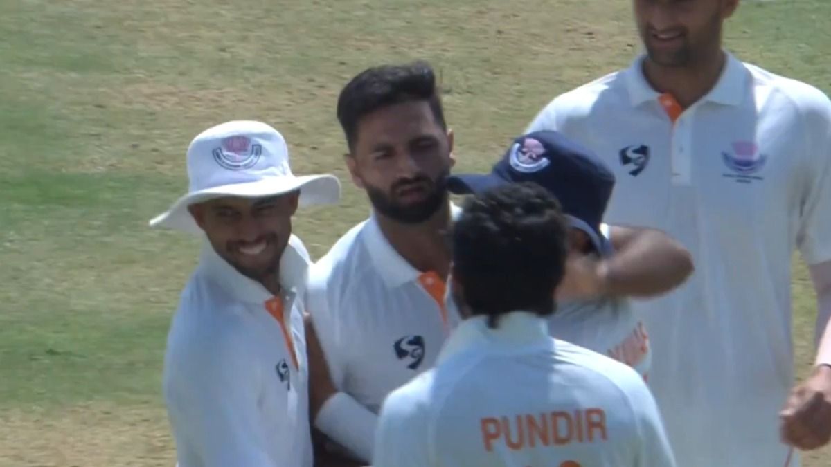 विकेट लेने के बाद जम्मू कश्मीर के तेज गेंदबाज आकिब नबी 