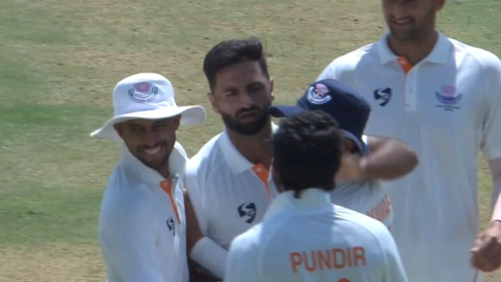 Ranji Final : 477 रनों से पीछे होकर फंसा कर्नाटक, अब पहली बार रणजी चैंपियन बनने के करीब जम्मू कश्मीर विकेट लेने के बाद जम्मू कश्मीर के तेज गेंदबाज आकिब नबी