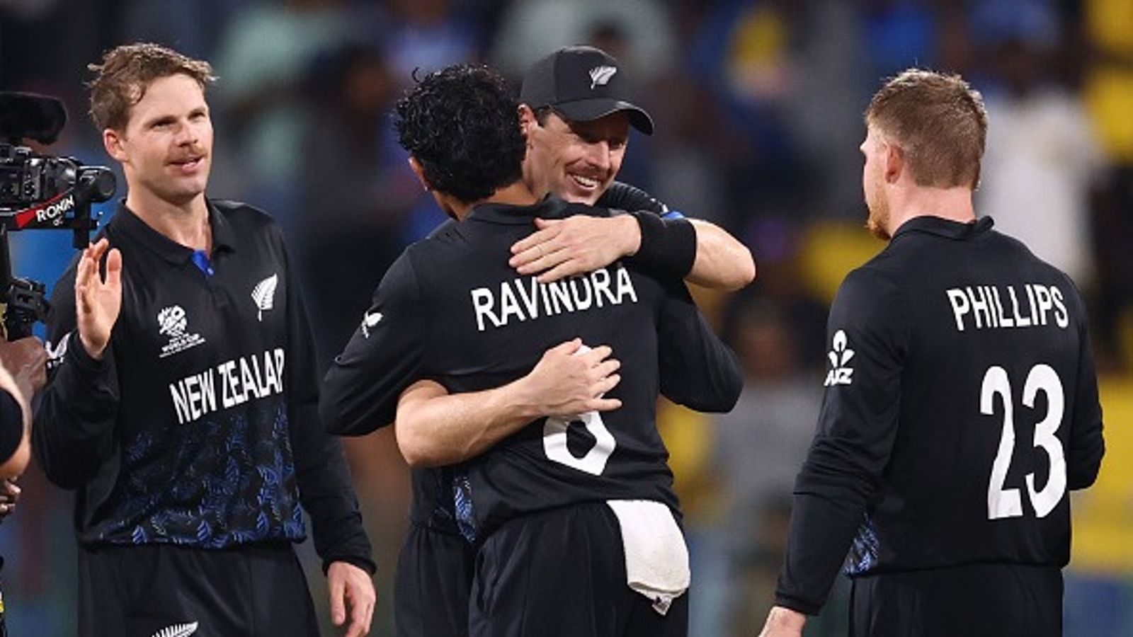 न्यूजीलैंड को बड़ा झटका, टी20 वर्ल्ड कप के बीच घर लौटेगा ये धाकड़ गेंदबाज, जानें क्या है वजह ? रचिन रवींद्र के गले लगते मैट हेनरी