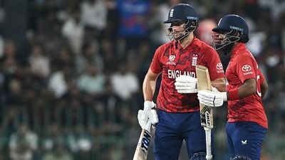 ENG vs NZ : इंग्लैंड ने पाकिस्तान को रखा जिंदा, न्यूजीलैंड को अंग्रेजों ने चार विकेट से दी मात England's Will Jacks (L) and Rehan Ahmed (R)