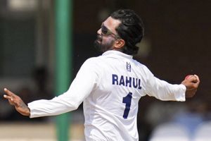 केएल राहुल ने 10 साल बाद की बॉलिंग, मयंक ने छोड़ा कैच तो नाराज होकर बाउंड्री पर फील्डिंग को गए, देखिए Video SportsTak Hindi