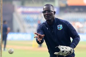 वेस्ट इंडीज के हेड कोच डैरेन सैमी ने भारत को दिया अल्टीमेटम, कहा - 80 हजार लोगों को स्टेडियम में... SportsTak Hindi