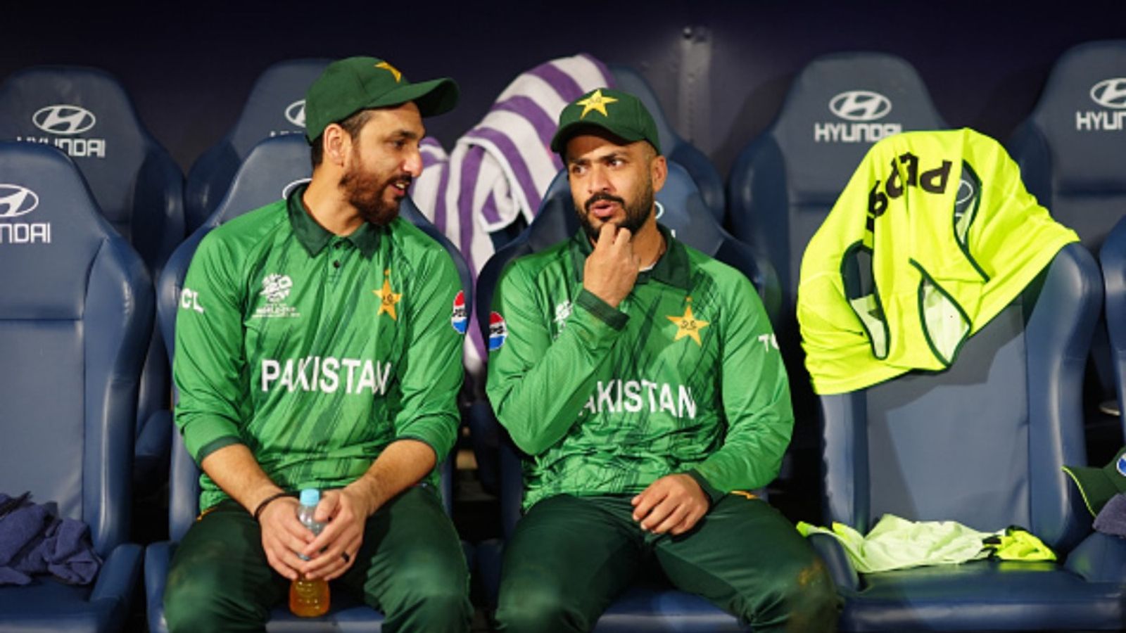 SL vs PAK: 'डमी कप्तान', 'कप्तानी कब छोड़ोगे', सलमान आगा की पाकिस्तानी पत्रकारों ने की बेइज्जती मोेहम्मद नवाज (दाएं) के साथ सलमान आगा. (Photo: Getty)