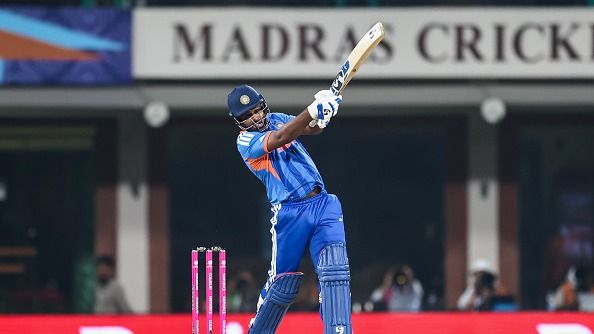 वेस्ट इंडीज के खिलाफ मैच के दौजरां शॉट खेलते संजू सैमसन 