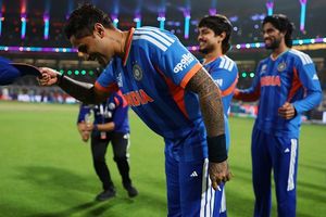 भारत को सेमीफाइनल में पहुंचाने वाले सैमसन के आगे कप्तान सूर्या ने झुकाया सिर, कैप हटाकर दिया स्पेशल सम्मान, Video SportsTak Hindi