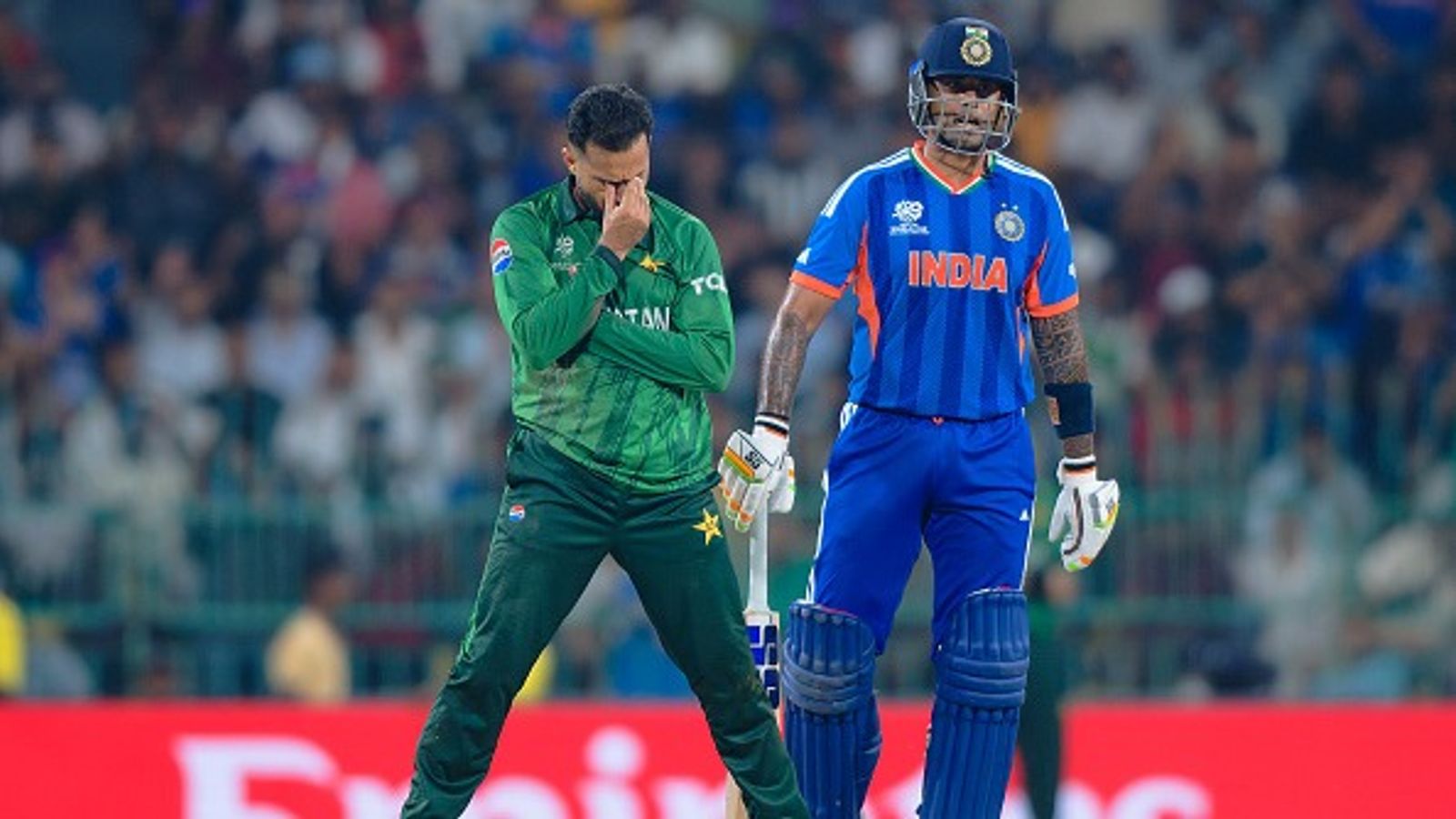 टी20 वर्ल्ड कप में घटिया खेलने वाले पाकिस्तानी क्रिकेटरों पर लाखों रुपये का जुर्माना, भारत से हारने के बाद ही PCB ने तय कर दी थी सजा पाकिस्तान क्रिकेट बोर्ड ने भारत के हाथों हार के बाद ही प्लेयर्स पर फाइन लगाने का फैसला कर लिया था (PC: Getty)