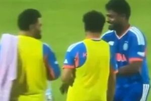 IND VS WI: बीच मैच बैट लेकर चले गए रिंकू सिंह, तभी संजू सैमसन को आया होश, मजेदार घटना का Video वायरल SportsTak Hindi