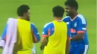 IND VS WI: बीच मैच बैट लेकर चले गए रिंकू सिंह, तभी संजू सैमसन को आया होश, मजेदार घटना का Video वायरल SportsTak Hindi