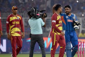 भारत से हार के बाद फंसी वेस्ट इंडीज की टीम, US-Israel Iran War के चलते नहीं जा सकी घर, जानें क्या है अपडेट? SportsTak Hindi