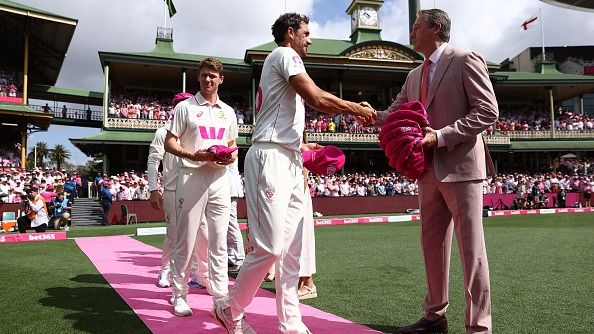 मिचेल स्टार्क को पिंक टोपी देते ग्लेन मैक्ग्रा (photo: getty)