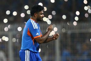 'संजू सिर्फ खड़े-खड़े मारने के लिए बना है', IND vs ENG के सेमीफाइनल से पहले माइकल क्लार्क का विस्फोटक बयान SportsTak Hindi