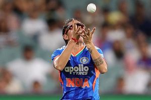 IND vs AUS: भारत को तगड़ा झटका, धाकड़ तेज गेंदबाज पिंक बॉल टेस्ट से बाहर, इस खिलाड़ी को मिली जगह SportsTak Hindi