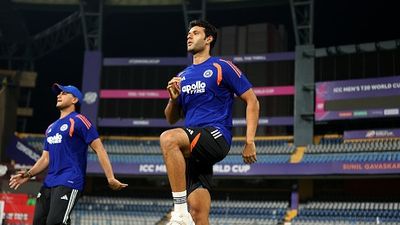 इंग्लैंड के खिलाफ सेमीफाइनल में क्या शिवम दुबे से गेंदबाजी कराई जाएगी, मोर्ने मोर्कल ने दिया जवाब SportsTak Hindi