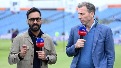 'इन दोनों ने कहा था कि...', दिनेश कार्तिक ने पाकिस्तान को लेकर नासिर हुसैन-आथर्टन का उड़ाया मजाक SportsTak Hindi