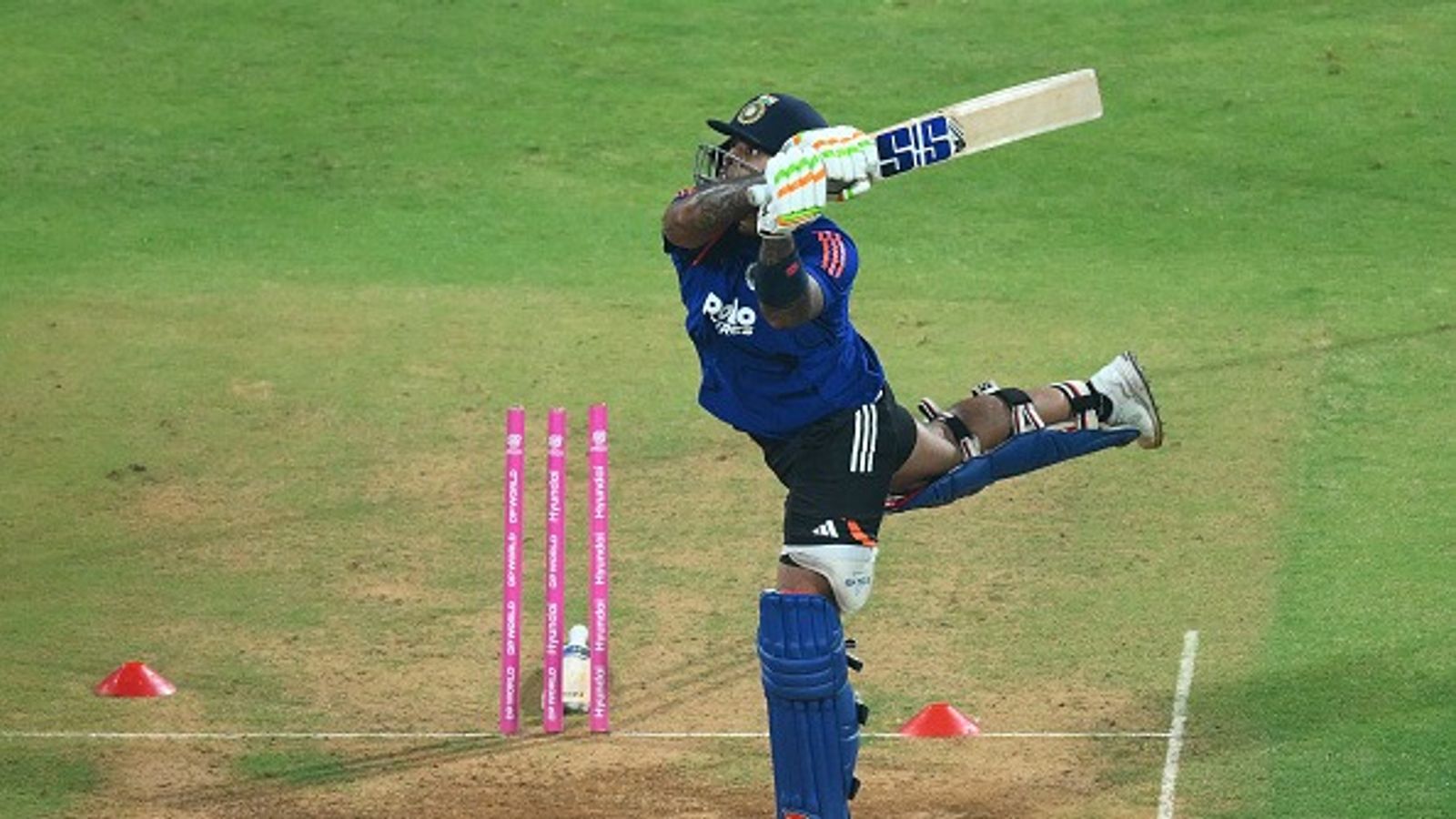 भारत- इंग्लैंड के बीच होने वाले T20 WC सेमीफाइनल में कैसी होगी पिच, जानें किसे मिलेगी सबसे ज्यादा मदद ट्रेनिंग के दौरान सूर्यकुमार यादव (Photo: getty)